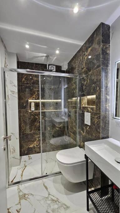 City Center Apartment Тирана Екстериор снимка